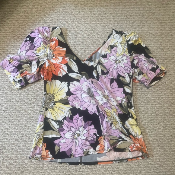 Guess flower shirt - Picture 2 of 6